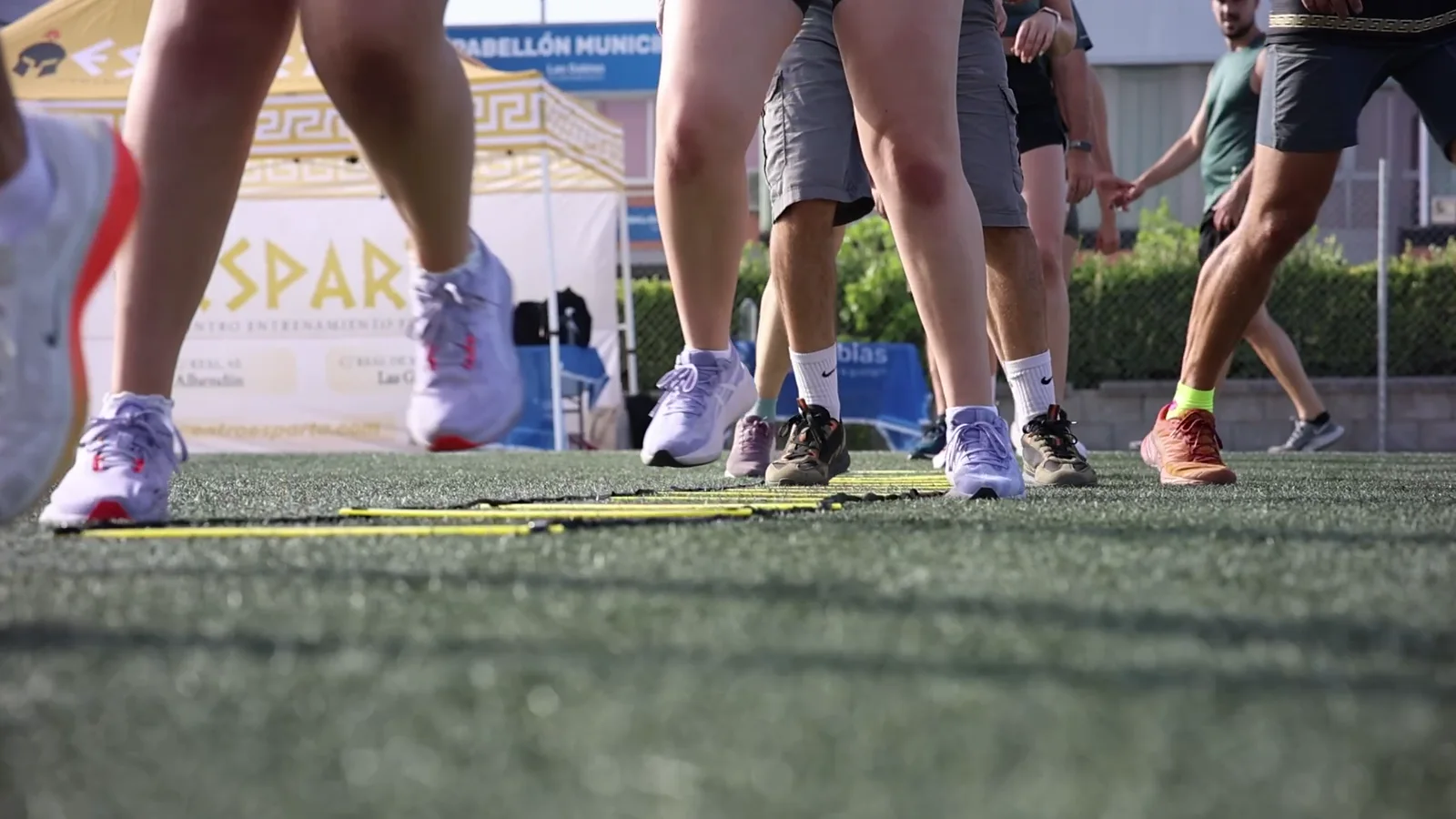 Participantes trabajando coordinación y cardio al aire libre